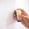 Petit mais costaud. La ventouse est petite, le support quasi-invisible. Mais il soutient à la verticale jusqu’à 200 grammes de savon solide.