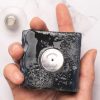 Petit mais costaud. La ventouse est petite, le support quasi-invisible. Mais il soutient à la verticale jusqu’à 200 grammes de savon solide.